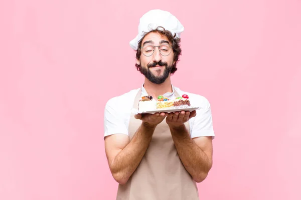 Молодий Божевільний Пекар Кондитерська Концепція Людини Фоні Рожевої Стіни — стокове фото