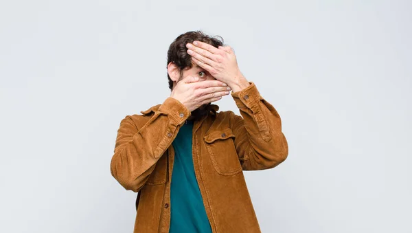 Ung Stilig Man Täcker Ansiktet Med Båda Händerna Säger Nej — Stockfoto