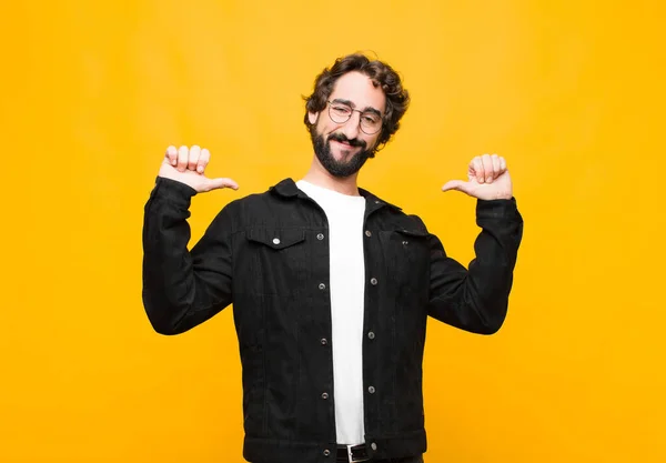 Jonge Gekke Knappe Man Voelt Zich Trots Arrogant Zelfverzekerd Kijkt — Stockfoto