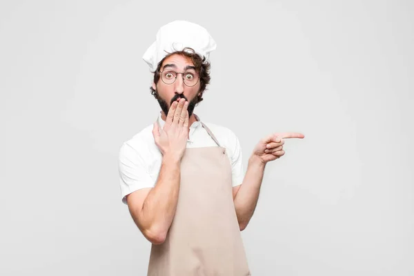 Joven Cocinero Loco Sintiéndose Feliz Sorprendido Sorprendido Cubriendo Boca Con — Foto de Stock