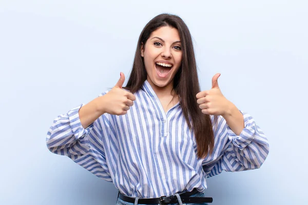 Jovem Mulher Bonita Sorrindo Amplamente Olhando Feliz Positivo Confiante Bem — Fotografia de Stock