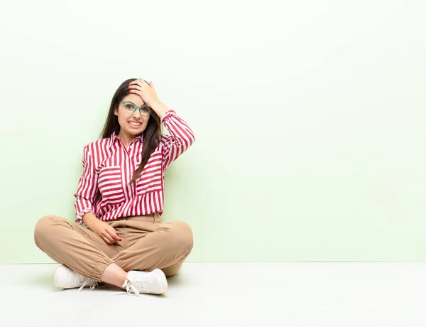 Junge Hübsche Frau Die Über Eine Vergessene Frist Panik Gerät — Stockfoto