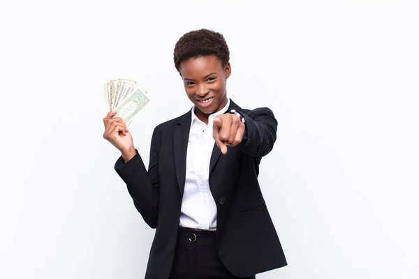 Jovem Bonita Mulher Negra Apontando Para Câmera Com Sorriso Satisfeito — Fotografia de Stock