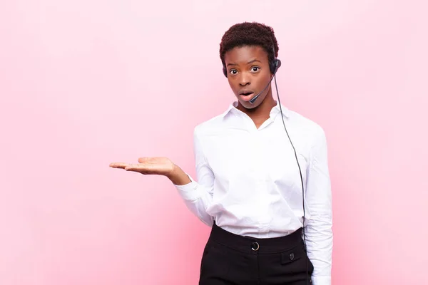 Joven Bastante Negro Mujerbuscando Sorprendido Sorprendido Con Mandíbula Caída Sosteniendo —  Fotos de Stock