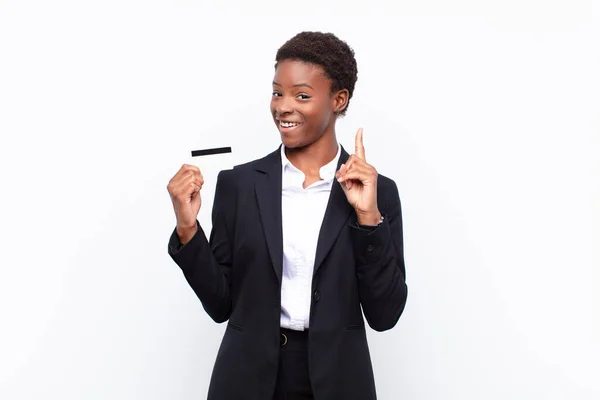 Jovem Bonita Mulher Negra Sentindo Como Gênio Feliz Animado Depois — Fotografia de Stock