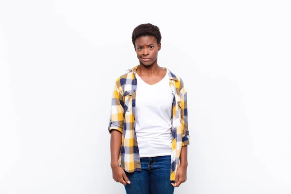 Junge Hübsche Schwarze Frau Fühlt Sich Verwirrt Und Zweifelhaft Fragt — Stockfoto