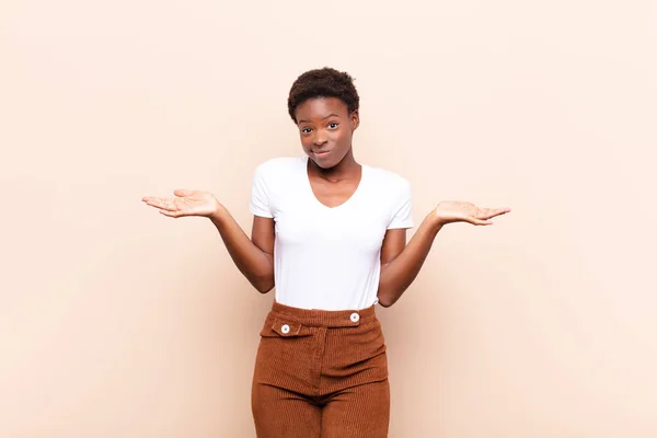 Joven Bastante Negro Mujersintiéndose Perplejo Confundido Dudando Ponderando Eligiendo Diferentes —  Fotos de Stock