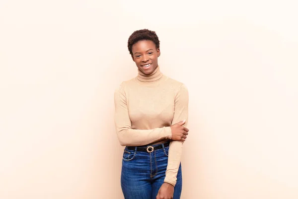 Jong Mooi Zwart Vrouw Lachen Verlegen Vrolijk Met Een Vriendelijke — Stockfoto