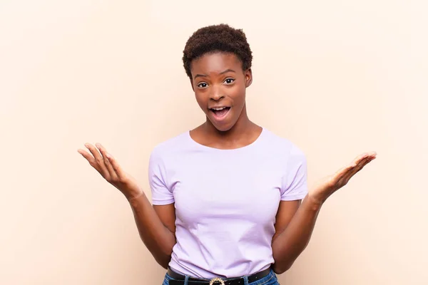 Νεαρή Όμορφη Μαύρη Γυναίκα Αισθάνεται Ευτυχισμένη Ενθουσιασμένη Έκπληκτη Σοκαρισμένη Χαμογελαστή — Φωτογραφία Αρχείου