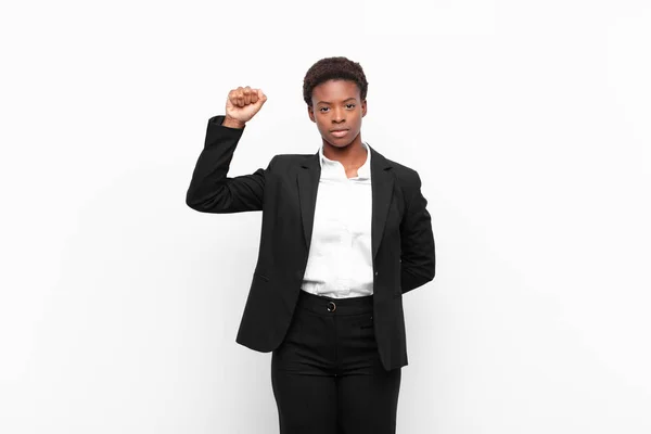 Junge Hübsche Schwarze Frau Fühlt Sich Ernst Stark Und Rebellisch — Stockfoto