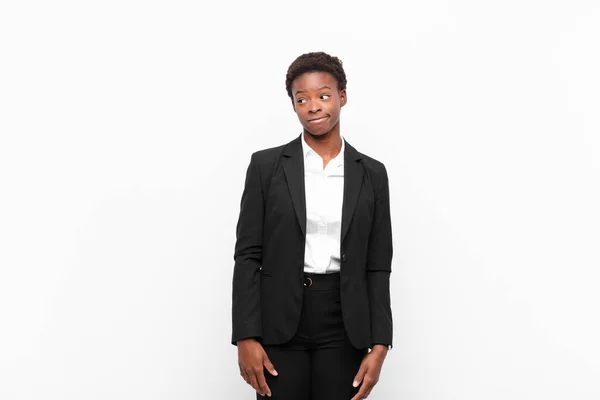 Fiatal Csinos Fekete Nőcsodálkozó Gondolkodás Boldog Gondolatok Ötletek Ábrándozás Keres — Stock Fotó
