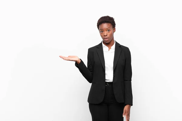 Jovem Bonita Mulher Negra Olhando Surpreso Chocado Com Mandíbula Caiu — Fotografia de Stock