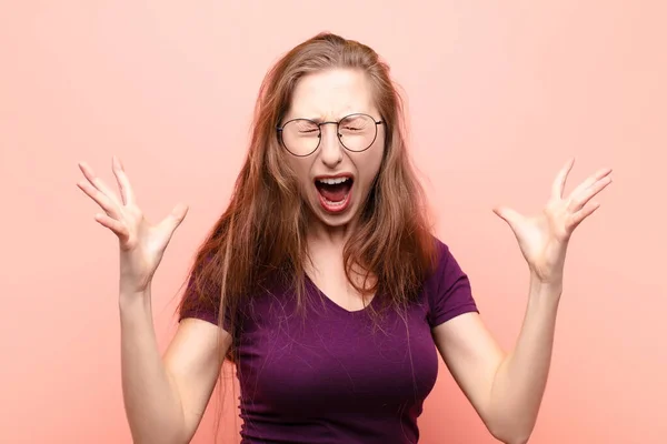 Yound Donna Bionda Furiosamente Urlando Sentirsi Stressato Infastidito Con Mani — Foto Stock