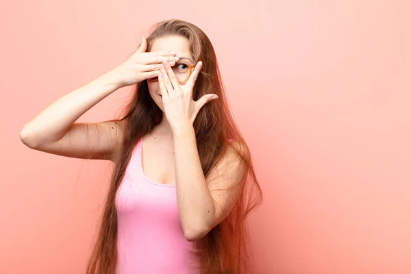 Junge Blonde Frau Die Gesicht Mit Händen Bedeckt Mit Überraschtem — Stockfoto