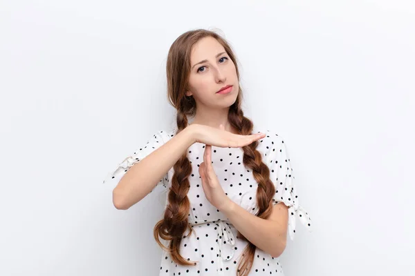 Mujer Rubia Yound Buscando Serio Severo Enojado Disgustado Haciendo Tiempo —  Fotos de Stock