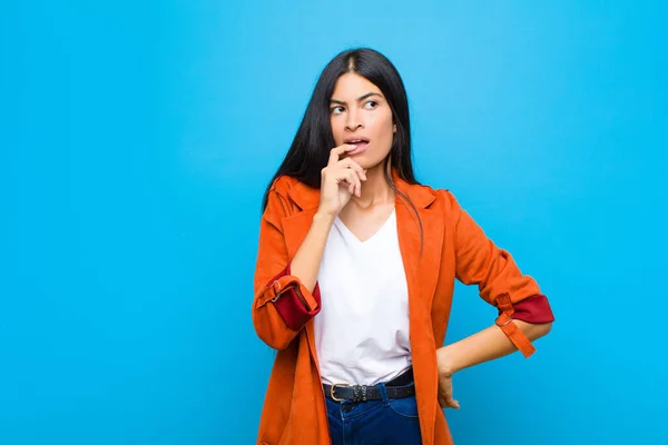 Ung Söt Latinamerikansk Kvinna Med Överraskad Nervös Orolig Eller Rädd — Stockfoto