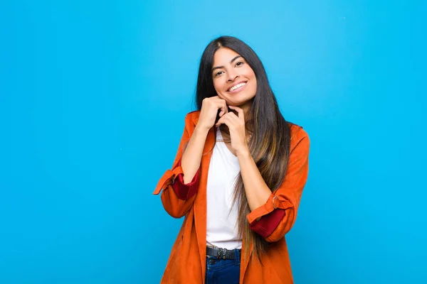 Jovem Mulher Latina Bonita Sentindo Amor Olhando Bonito Adorável Feliz — Fotografia de Stock