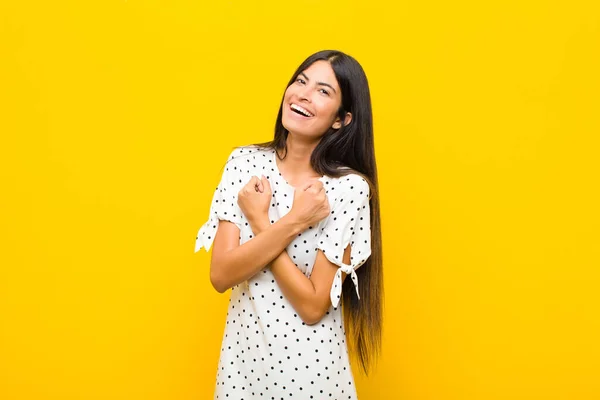 Mladá Hezká Latinská Žena Vesele Usmívající Slavící Zaťatými Pěstmi Zkříženýma — Stock fotografie