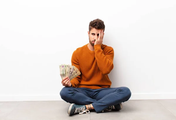 Ung Stilig Man Känner Sig Uttråkad Frustrerad Och Sömnig Efter — Stockfoto