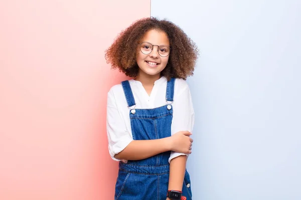 Africano Americana Menina Olhando Feliz Alegre Confiante Sorrindo Orgulhosamente Olhando — Fotografia de Stock