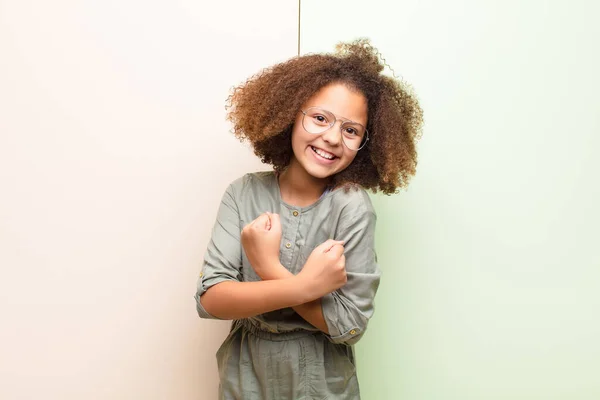 Afro Amerikan Küçük Kızı Sevinçle Gülümsüyor Kollarını Kavuşturup Kollarını Kavuşturuyor — Stok fotoğraf