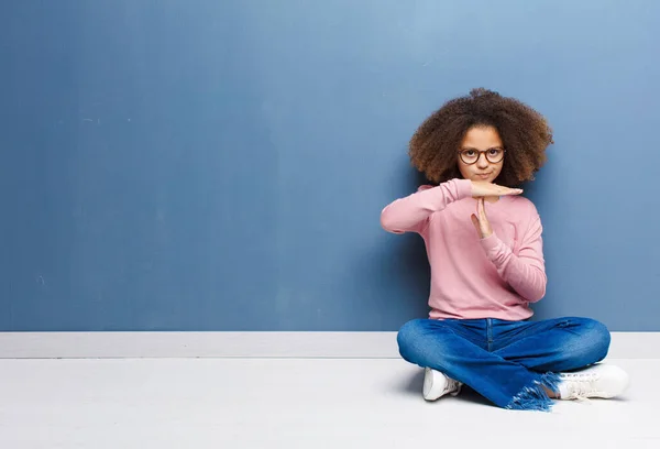 Afro Americana Bambina Sembra Serio Severo Arrabbiato Dispiaciuto Facendo Segno — Foto Stock