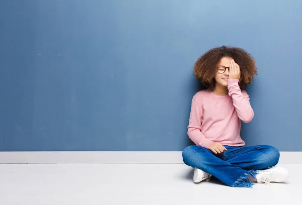 Afrikanisch Amerikanisches Kleines Mädchen Sieht Schläfrig Gelangweilt Und Gähnend Aus — Stockfoto