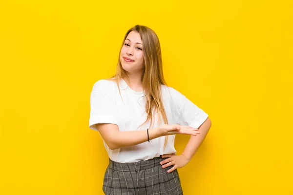 Giovane Donna Bionda Sorridente Allegramente Felice Mostrando Concetto Spazio Copia — Foto Stock