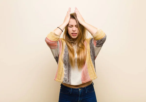 Ung Blond Kvinna Känner Sig Stressad Och Orolig Deprimerad Och — Stockfoto