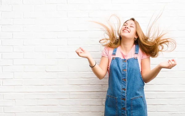 Jeune Femme Blonde Regardant Extrêmement Heureux Surpris Célébrant Succès Criant — Photo