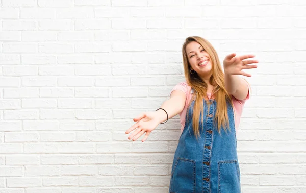 Ung Blond Kvinna Ler Glatt Ger Varm Vänlig Kärleksfull Välkomnande — Stockfoto