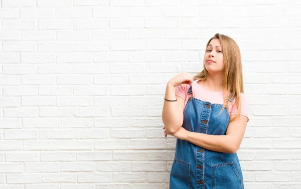 Giovane Donna Bionda Dall Aspetto Arrogante Successo Positiva Orgogliosa Che — Foto Stock