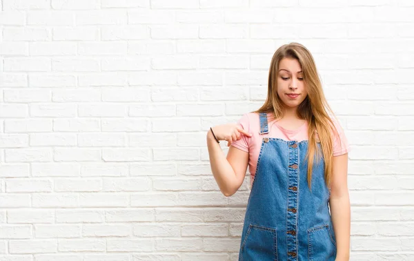 Joven Rubia Sonriendo Alegre Casualmente Mirando Hacia Abajo Señalando Hacia — Foto de Stock