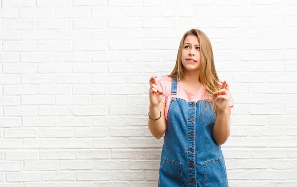 Giovane Donna Bionda Incrociando Dita Ansiosamente Sperando Buona Fortuna Con — Foto Stock