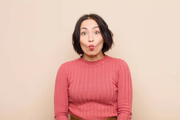 Jovem Mulher Bonita Com Uma Expressão Pateta Louco Surpreso Bochechas — Fotografia de Stock