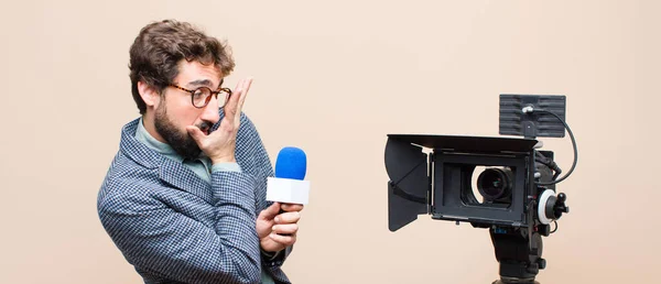 Televisie Presentator Bedekken Gezicht Met Handen Gluren Tussen Vingers Met — Stockfoto