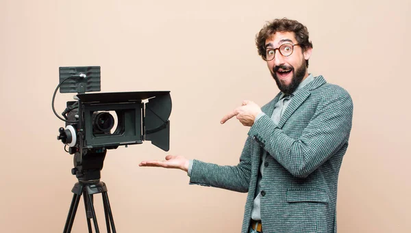 Televisie Presentator Glimlachend Gelukkig Zorgeloos Tevreden Wijzend Naar Concept Idee — Stockfoto