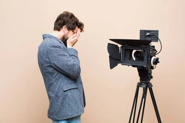 Programledare Känner Sig Ledsen Frustrerad Nervös Och Deprimerad Täcker Ansiktet — Stockfoto