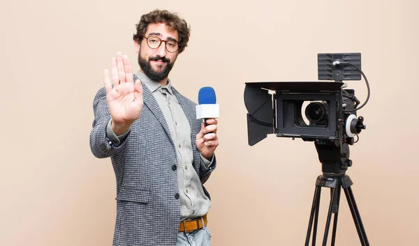 Televisie Presentator Zoek Serieus Streng Ontevreden Boos Tonen Open Palm — Stockfoto