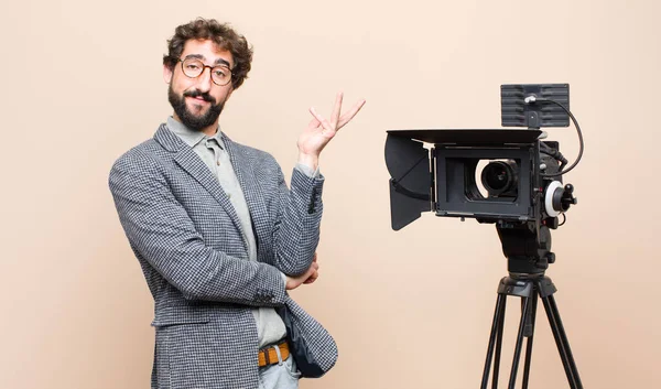 Apresentador Televisão Sorrindo Orgulhosa Confiantemente Sentindo Feliz Satisfeito Mostrando Conceito — Fotografia de Stock