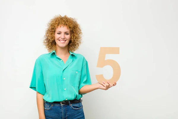 Ung Söt Afro Kvinna Upphetsad Glad Glad Håller Nummer — Stockfoto