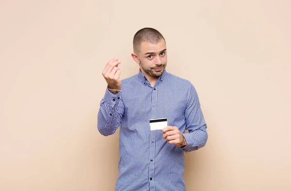 Joven Hombre Guapo Haciendo Capice Gesto Dinero Diciéndole Que Pague — Foto de Stock