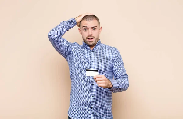 Jonge Knappe Man Zich Gestrest Bezorgd Angstig Bang Met Handen — Stockfoto