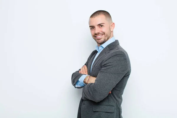 Joven Empresario Sonriendo Cámara Con Los Brazos Cruzados Una Expresión — Foto de Stock