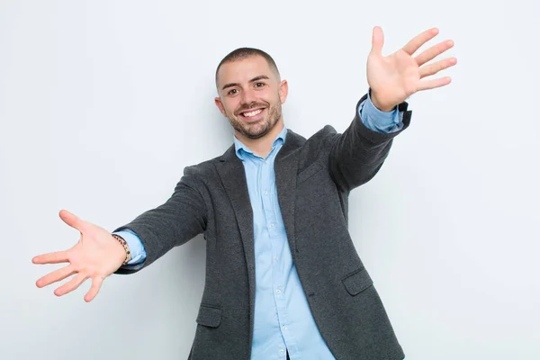 Jovem Empresário Sorrindo Alegremente Dando Abraço Caloroso Amigável Amoroso Boas — Fotografia de Stock