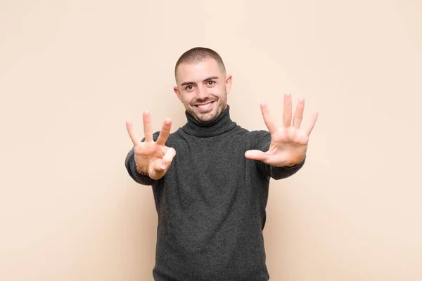Jonge Knappe Man Glimlachend Vriendelijk Uitziend Nummer Acht Achtste Met — Stockfoto