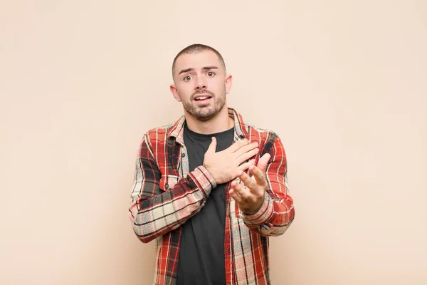 Joven Hombre Guapo Sintiéndose Feliz Enamorado Sonriendo Con Una Mano — Foto de Stock