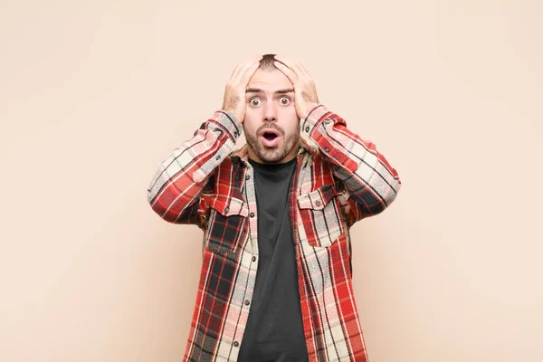 Joven Hombre Guapo Mirando Desagradablemente Sorprendido Asustado Preocupado Boca Abierta — Foto de Stock