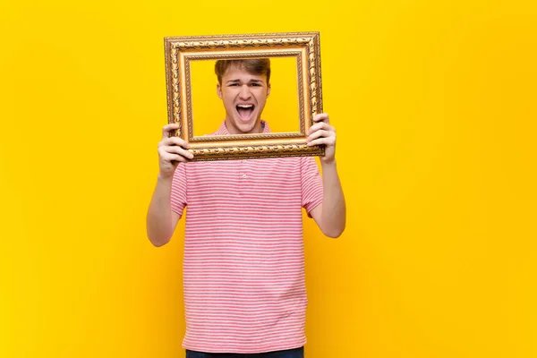 Jonge Blonde Man Met Een Barok Frame — Stockfoto