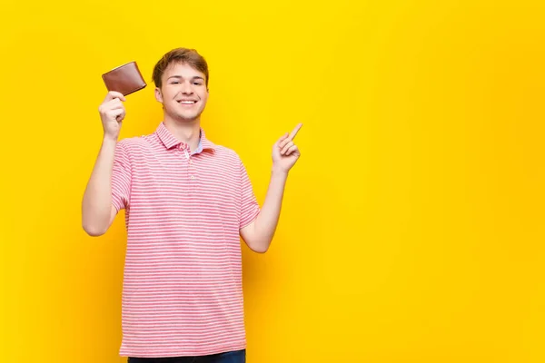 Jeune Homme Blond Avec Portefeuille — Photo